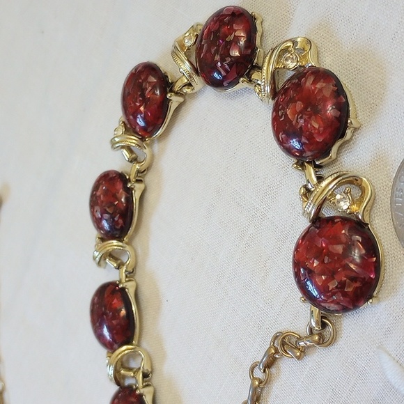 1960s Vintage Red Confetti Lucite Round Link Bib Necklace With  Gold Glitter - Picture 8 of 9